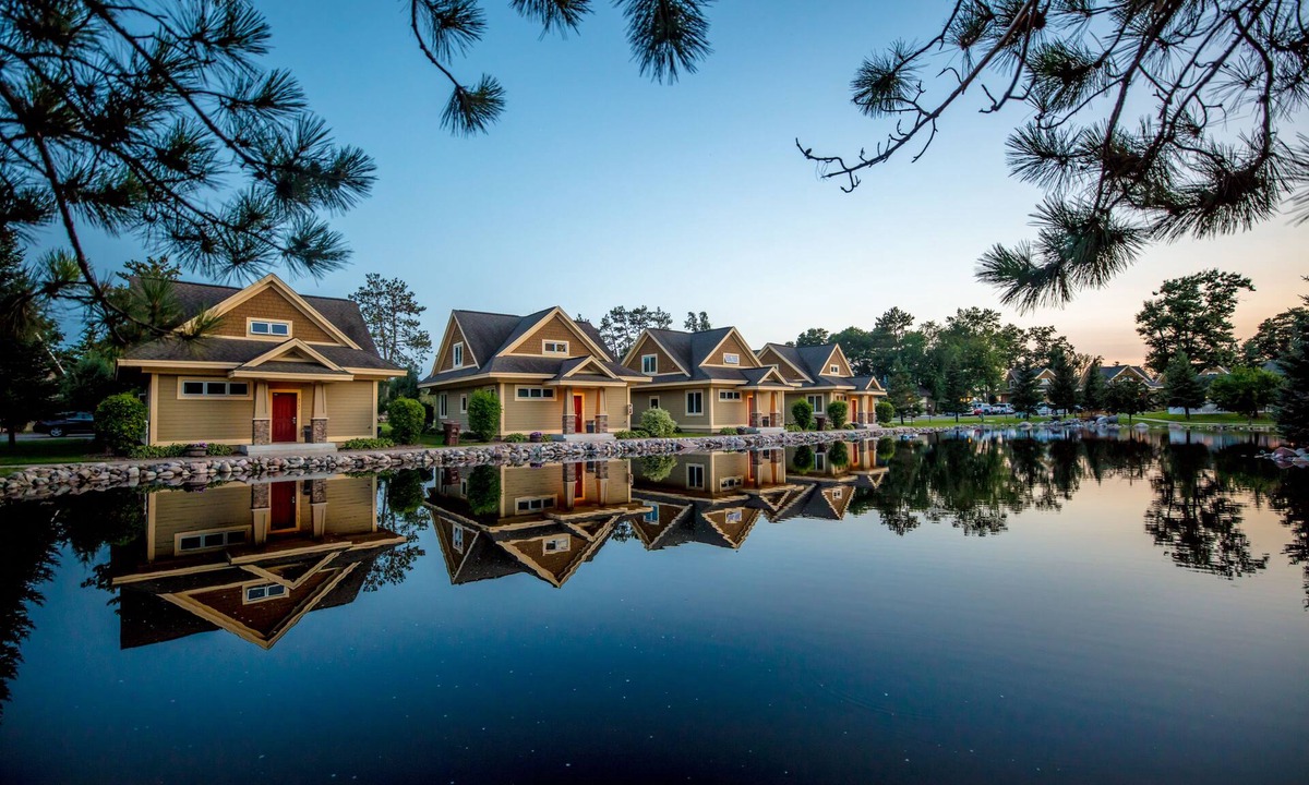 East Gull Lake Hotel | Kavanaugh's Sylvan Lake Resort