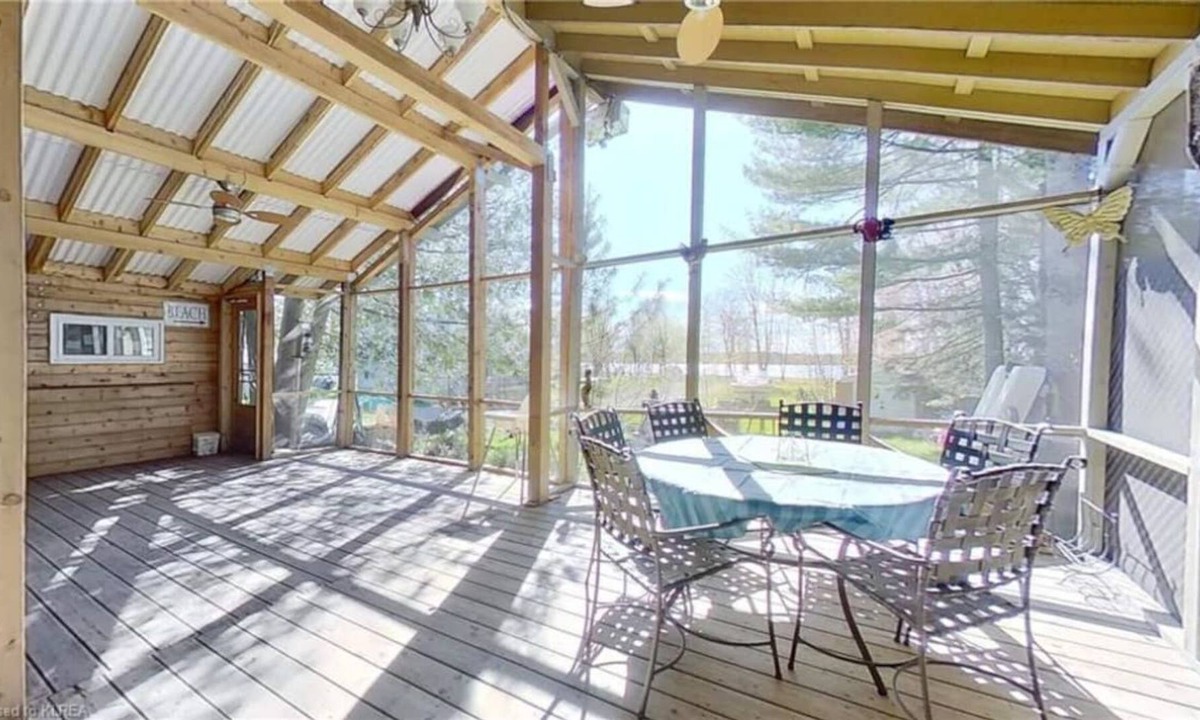 Sebright Cottage | Kawartha Cottage on The Lake - With HotTub!
