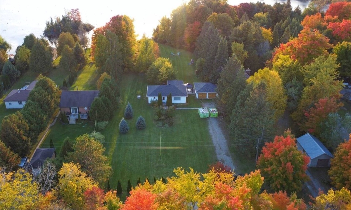Victoria Road Cottage | Kawartha Waterfront Cottage 4 Bedrooms