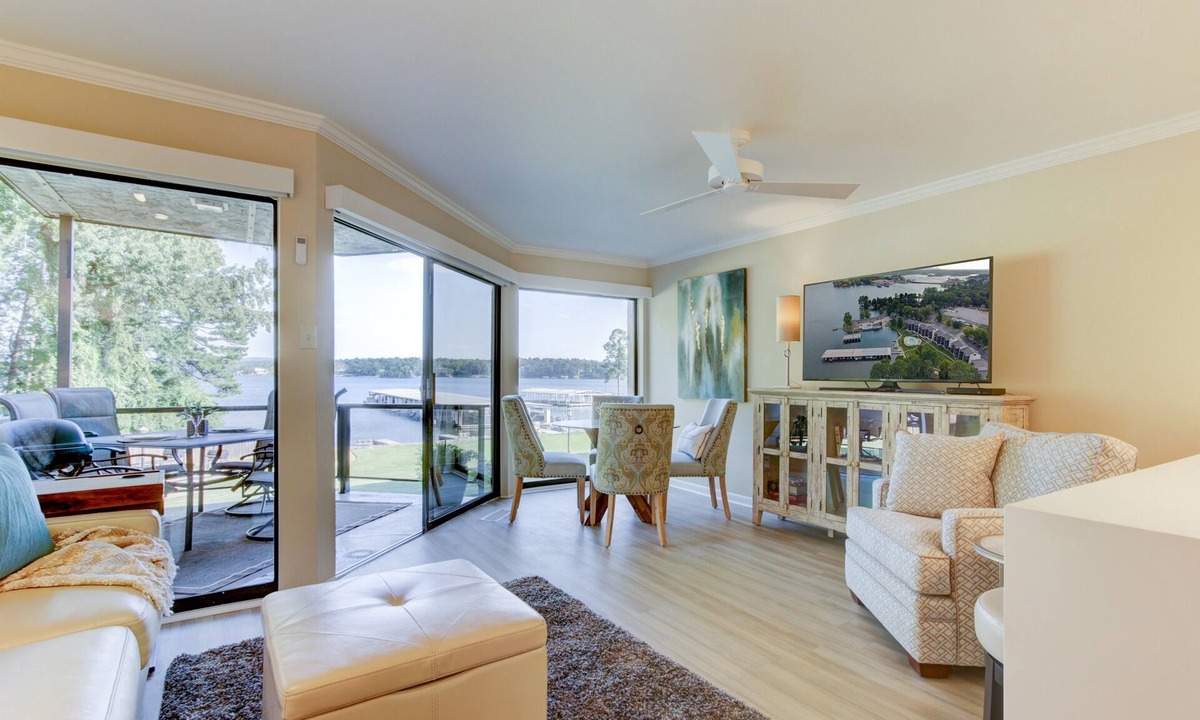 Hot Springs Condo | KAY'S "NO REGRETS!" LUXURY LAKE FRONT 1 BR CONDO! VERY SPECIAL .INQUIRE NOW!