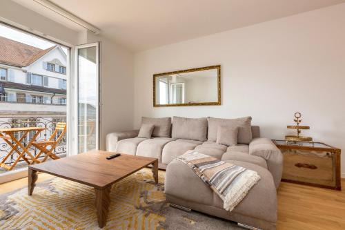 Werd Apartment | KAYA Zurich Apartment 4A - Downtown 2BR Apt with Balcony
