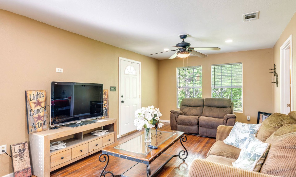 Bloomington House | Kayak, Fish & Golf - Charming Victoria Home!