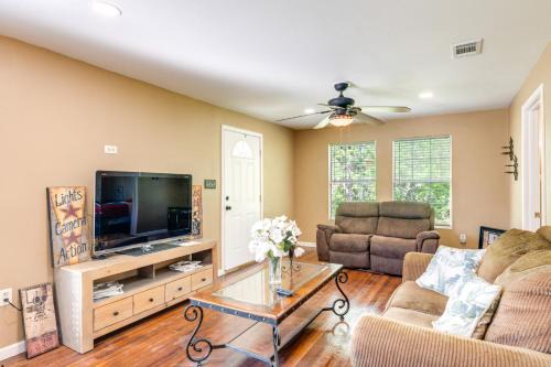 Bloomington House | Kayak, Fish & Golf - Charming Victoria Home!