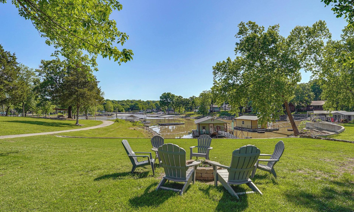 Grove House | Kayaks & Boat Dock: Waterfront Home in Grove