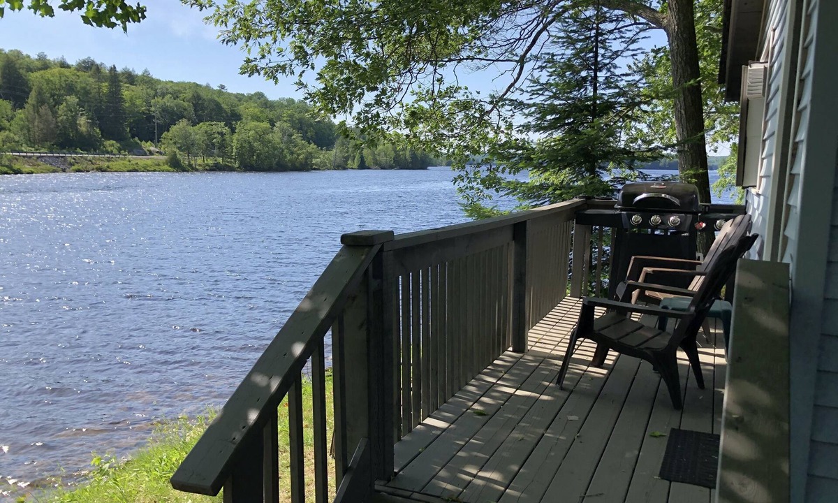 Algonquin Highlands Cottage | KAYAKS * CANOE * PADDLE BOARDS * WIFI * SATELLITE TV