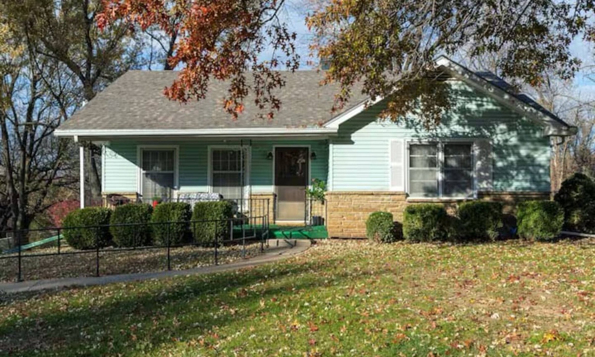 Kansas City House | KC's Stadium B&B -Walk to World Cup, Royals, Chiefs Secure parking, Fenced, Pets