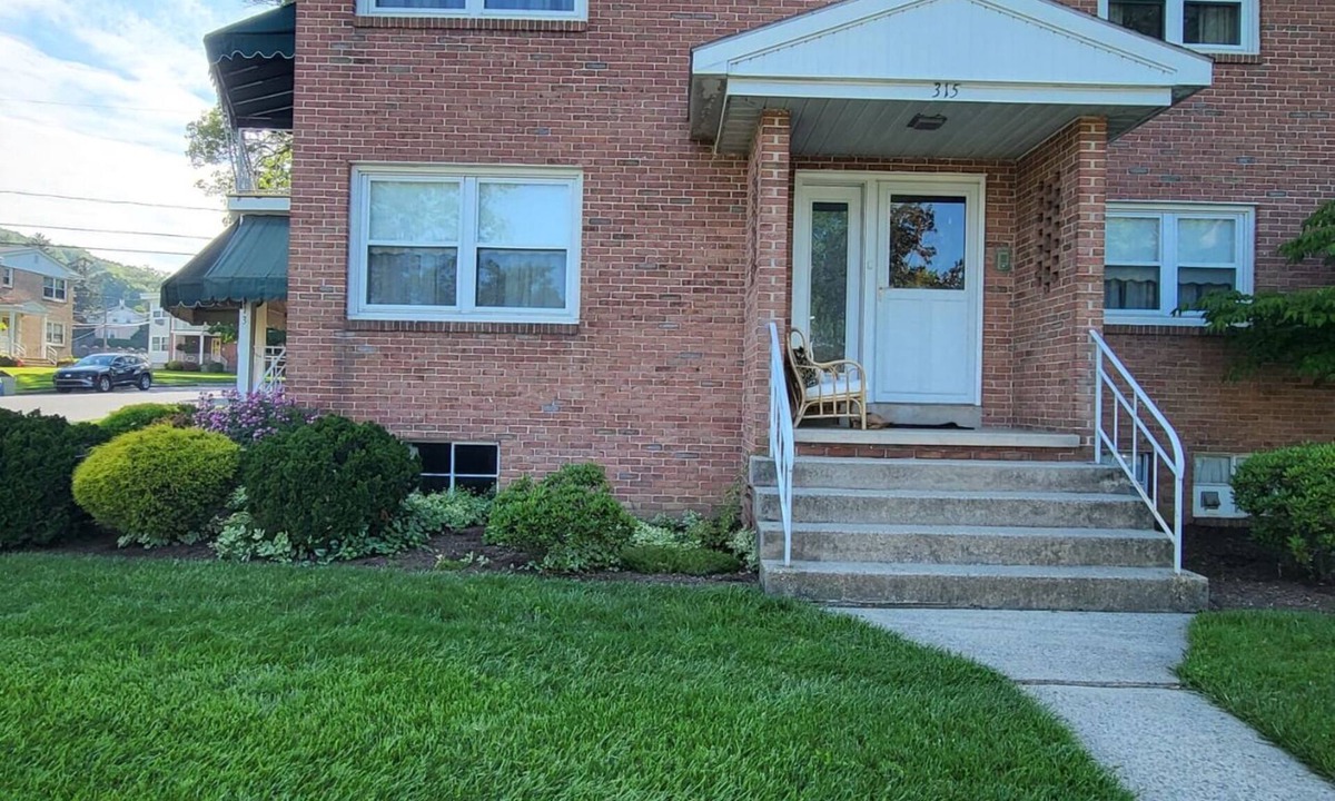 Shillington Apartment | Keep it simple at this peaceful and centrally-located place.