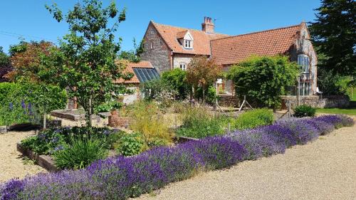 Holt Bed & Breakfast | Keepers Cottage Guest House