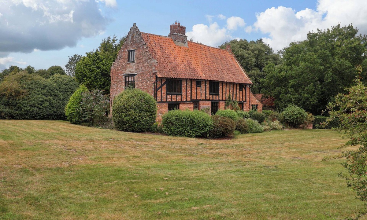 Beccles Cottage | KEIRS COTTAGE, pet friendly, with open fire in Beccles