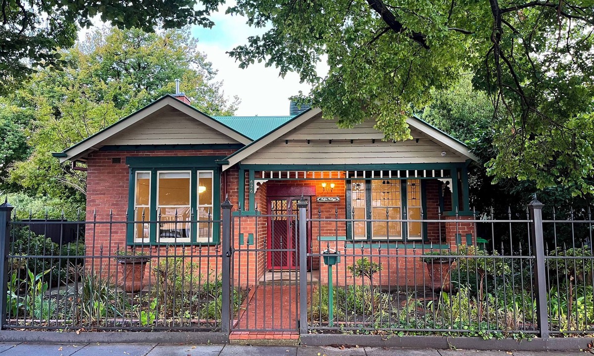 Albury House | Kelpie Cottage! 1930s Beauty. Central luxury