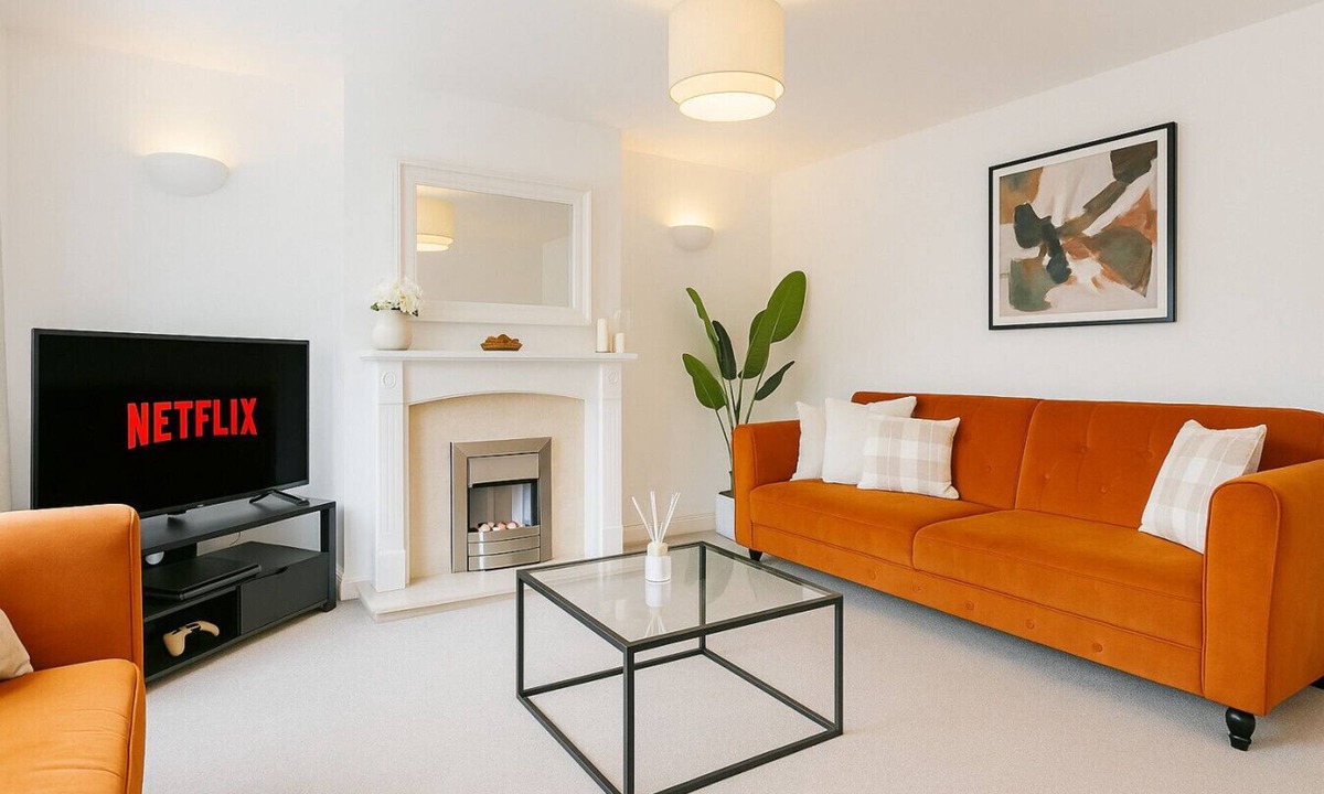 Bedford House | Kempston Home| Sleeps 7-9 | Long Stays | Parking