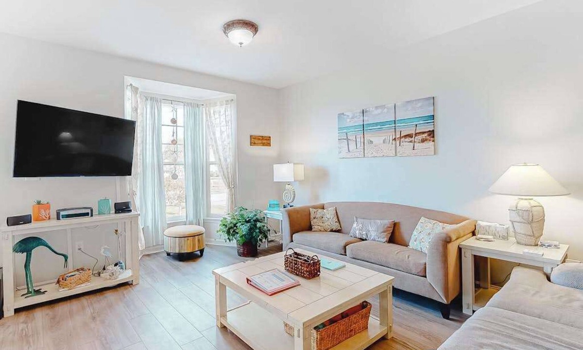Frankford House | Kensington Court Townhouse w/Coastal Decor, Shared Pool, & Free WiFi - Near Beach