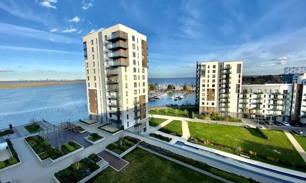 Gillingham Apartment | Kent Breath-Taking VIEW 2BD/2BA With Free Parking