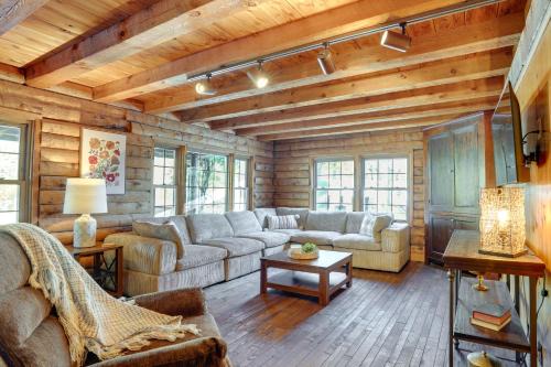 Murray House | Kentucky Lake Access! Family Log Cabin w/Deck