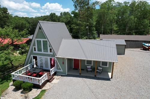 Springville House | Kentucky Lake Family Cabin! Pet Friendly