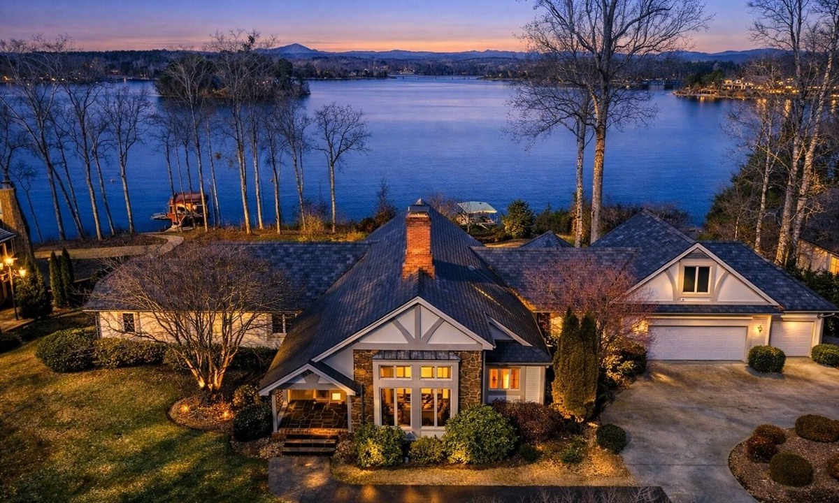 Seneca House | Keowee's Majestic Mountain View