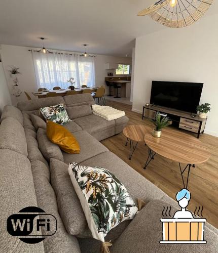 Saint-Aubin-du-Cormier Villa | Ker Phan Cozy urban cottage with hot tub