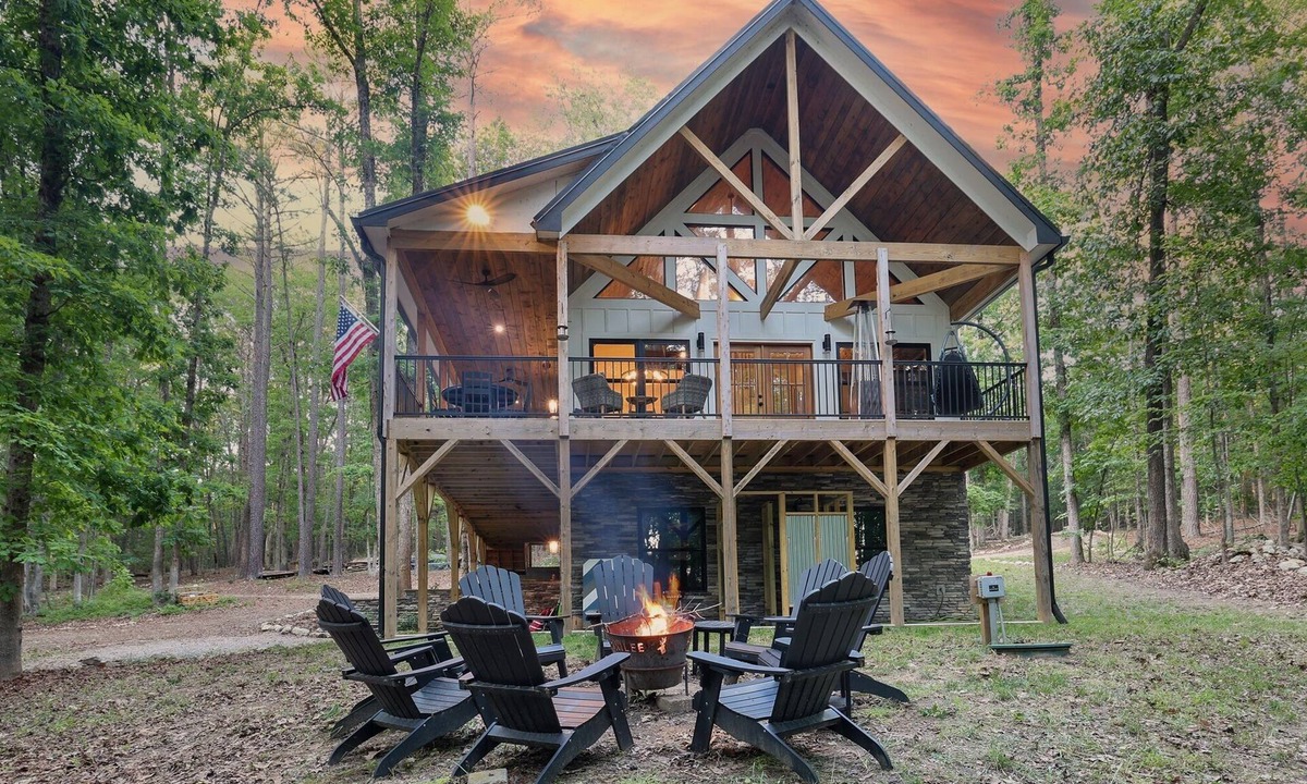 Manson House | Kerr Lake-Pvt Dock included-Beach area and Cove