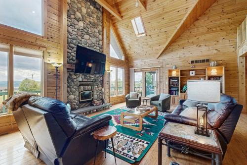 Dundee House | Keuka Breeze