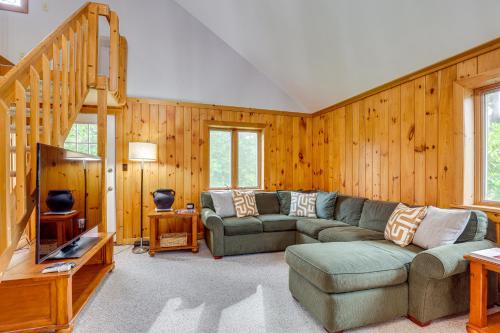 Hammondsport House | Keuka Lake Cabin w/Boat Dock Access & Fire Pit!