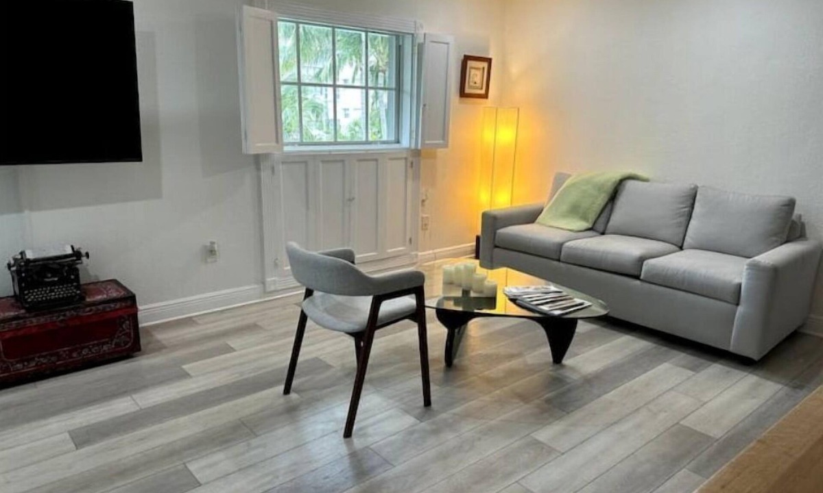 Key Biscayne Apartment | Key Biscayne 2 bedrooms sleeps 4 walk 2 beach shops