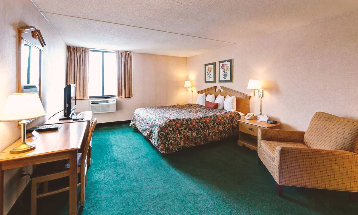 Roseville House | Key Inn Roseville - 1 King Bed Non-Smoking