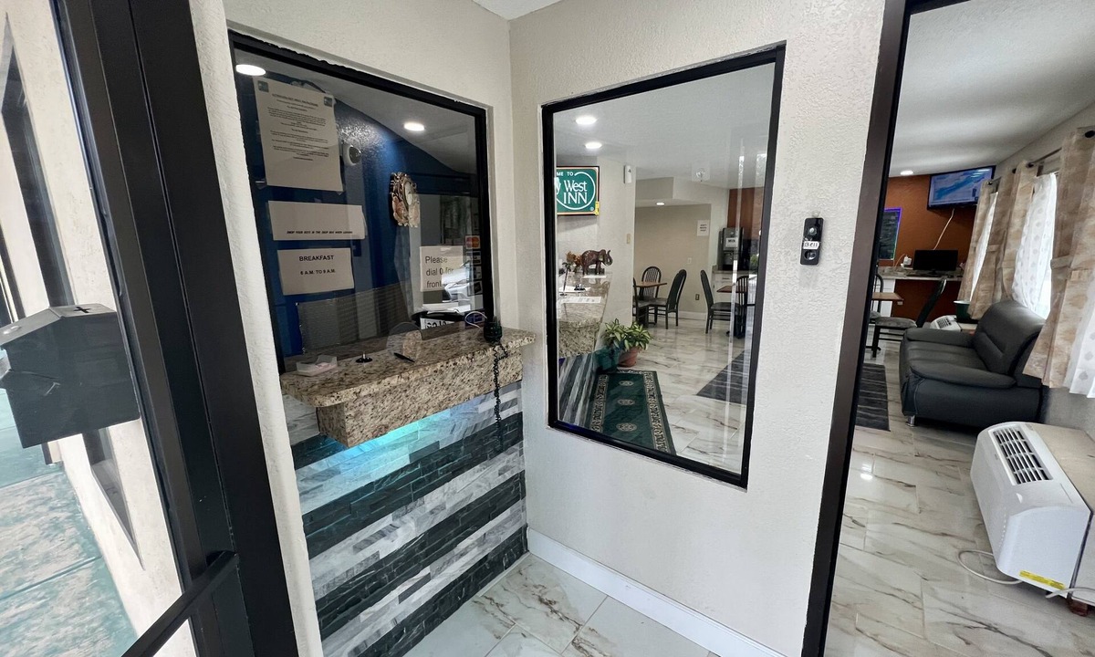 Roanoke Hotel | Key West Inn - Roanoke