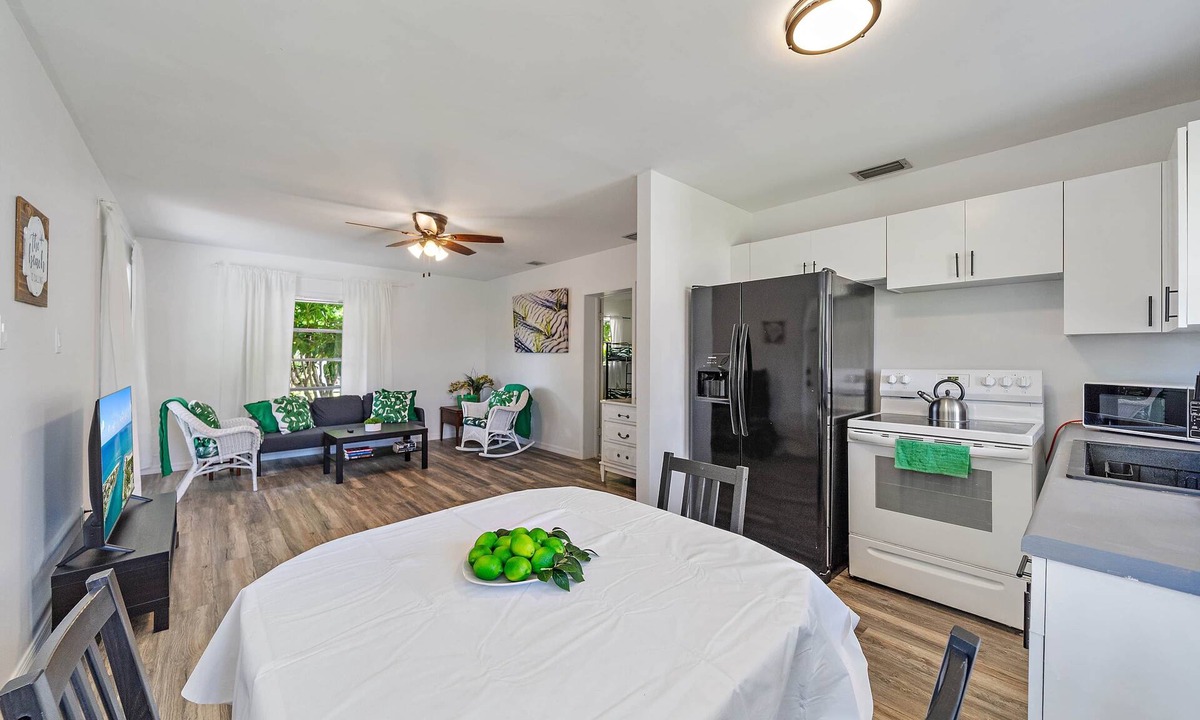 Laurel House | KeyLime Cottage - Beachy Getaway 3 Min. From Beach
