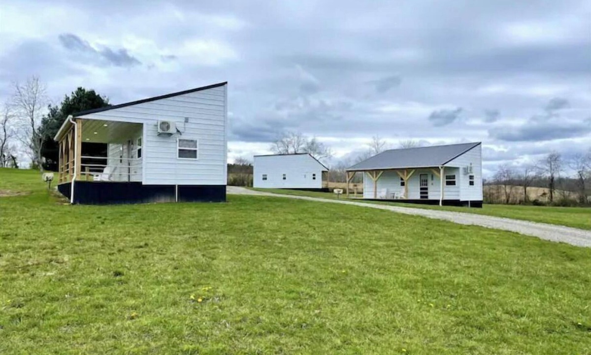 Carbon Hill House | Khyla-NEW tiny home with shared fishing pond
