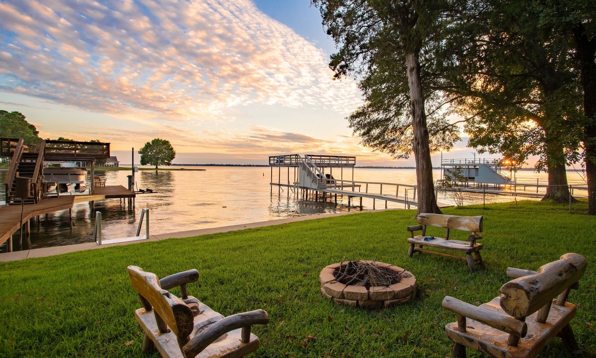 Enchanted Oaks House | Kick back and relax at this cozy lake front retreat!