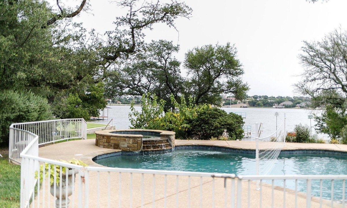 Granbury House | Kick off Summer at this private home & pool ON Lake Granbury!