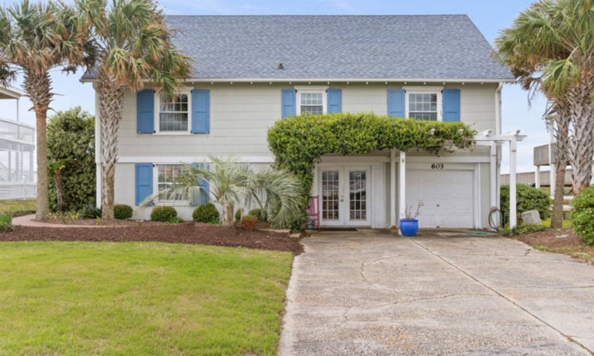 Caswell Beach House | Kickback Cottage~ Private Beach Access, Pool Table, Sunrises on the Porch!