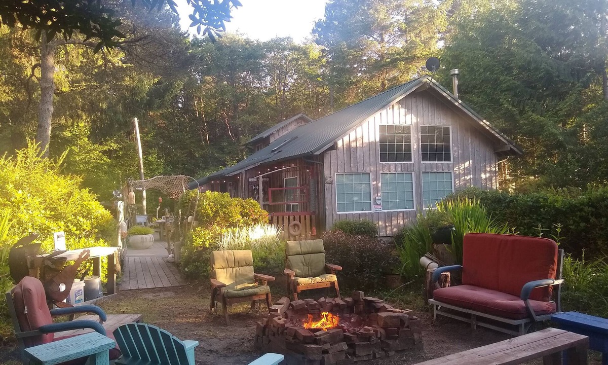 Grayland House | Kid & Dog Friendly - Large Deck w/BBQ & Hammock - Firepit - Open Floor Plan