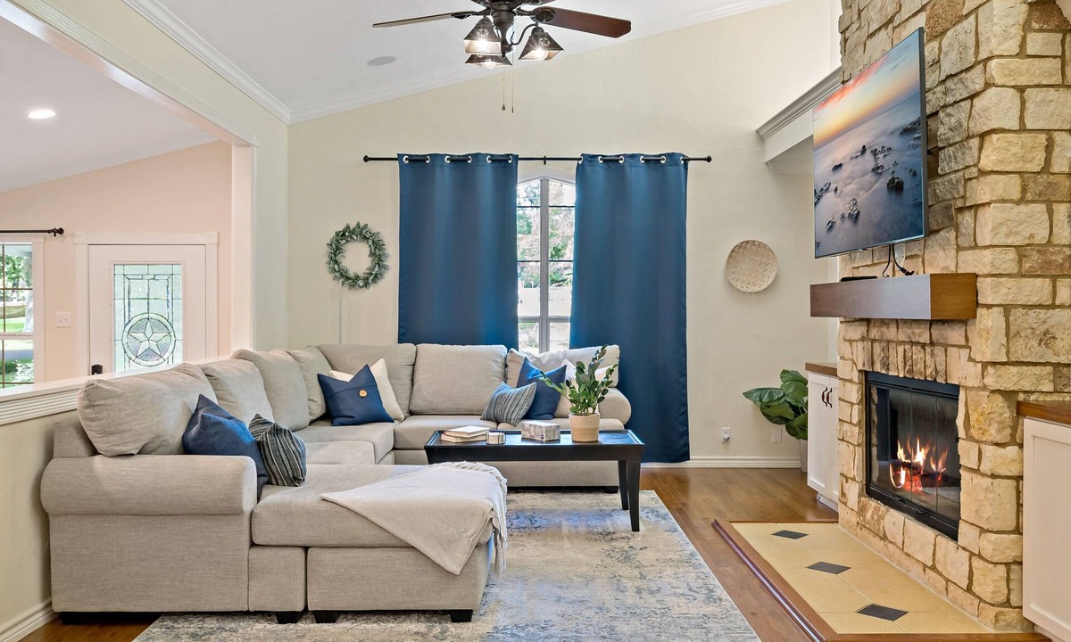 Enchanted Oaks House | Kid Friendly-Boat Ramp-Outdoor-Projector-Community Pool Access