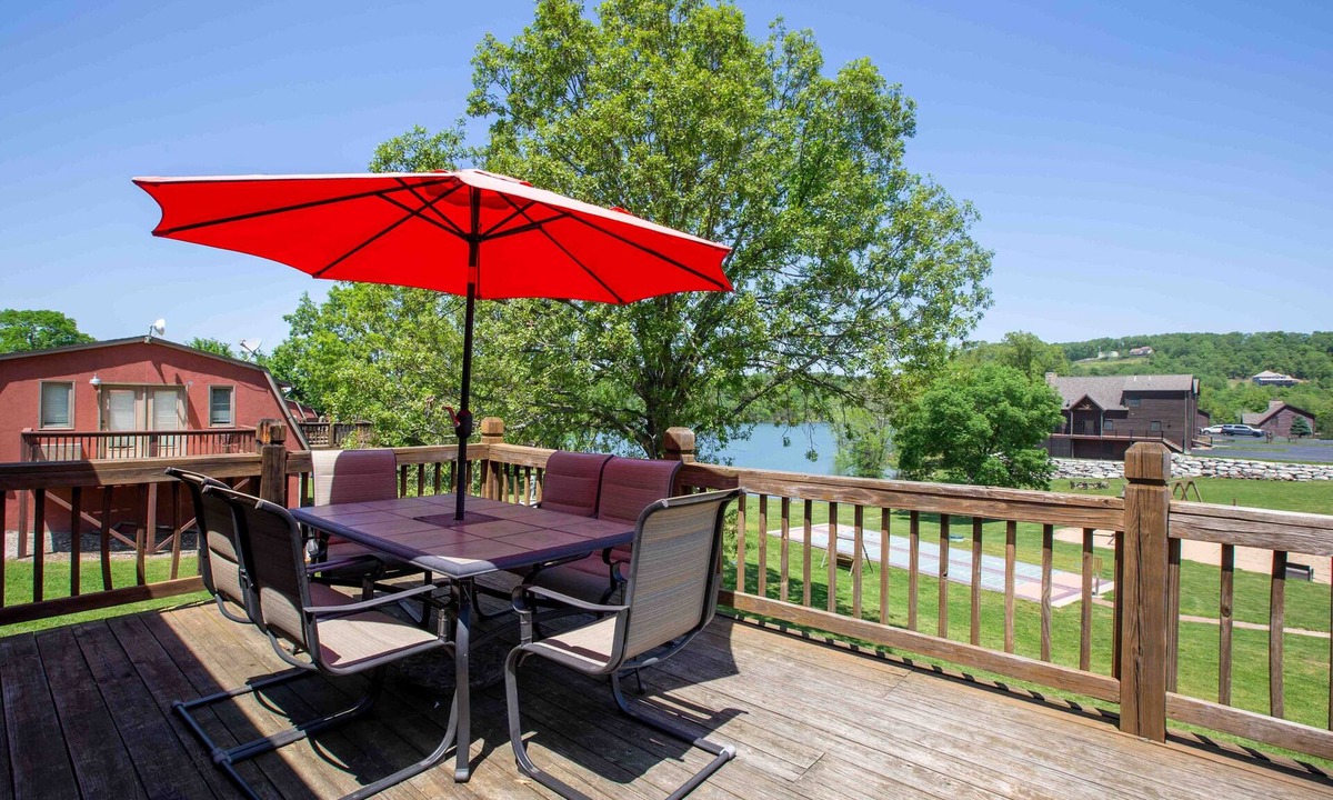 Lampe House | Kid-Friendly Lakefront Home Resort | Dock, Pools, Mini Golf, Pickleball & More!