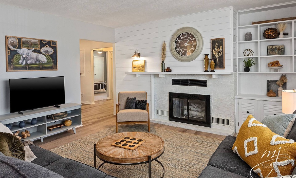 Mountain Home House | Kid Friendly. Outdoor space. Fully stocked kitchen. Bright and clean.