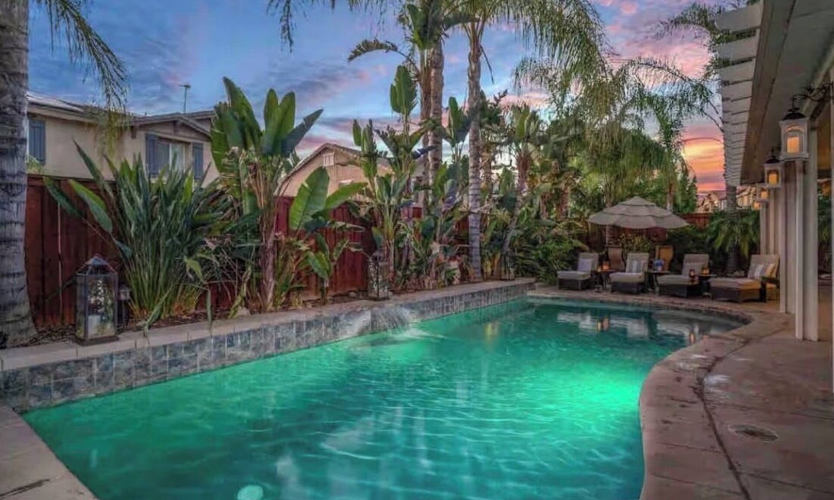 Lake Elsinore House | Kimberlys Chandelier Château Palm Resort, 6 Bed 5 Bath. Salt Water Pool + SPA!