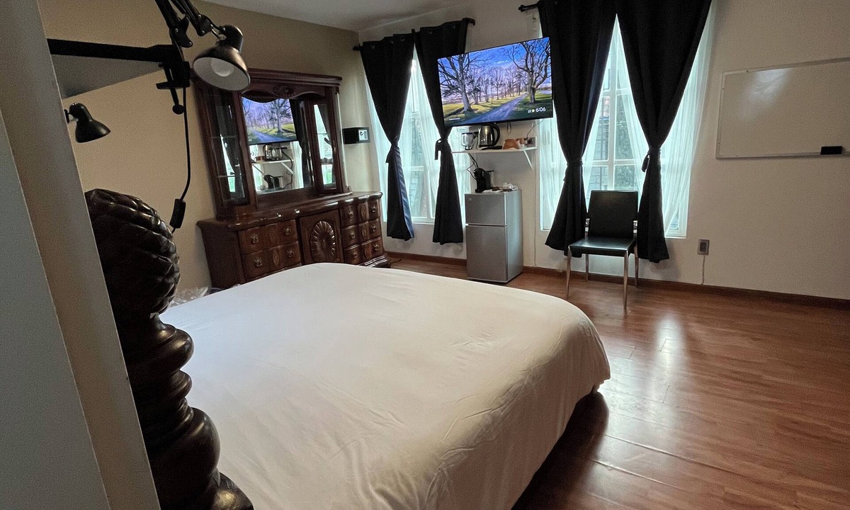 Del Carmen Apartment | King 1: King Room + Single Bed (3 Persons)