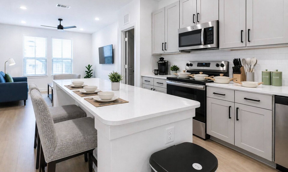 Sherman Apartment | King 1BR · Extended Stay · Pool & Gym + Laundry