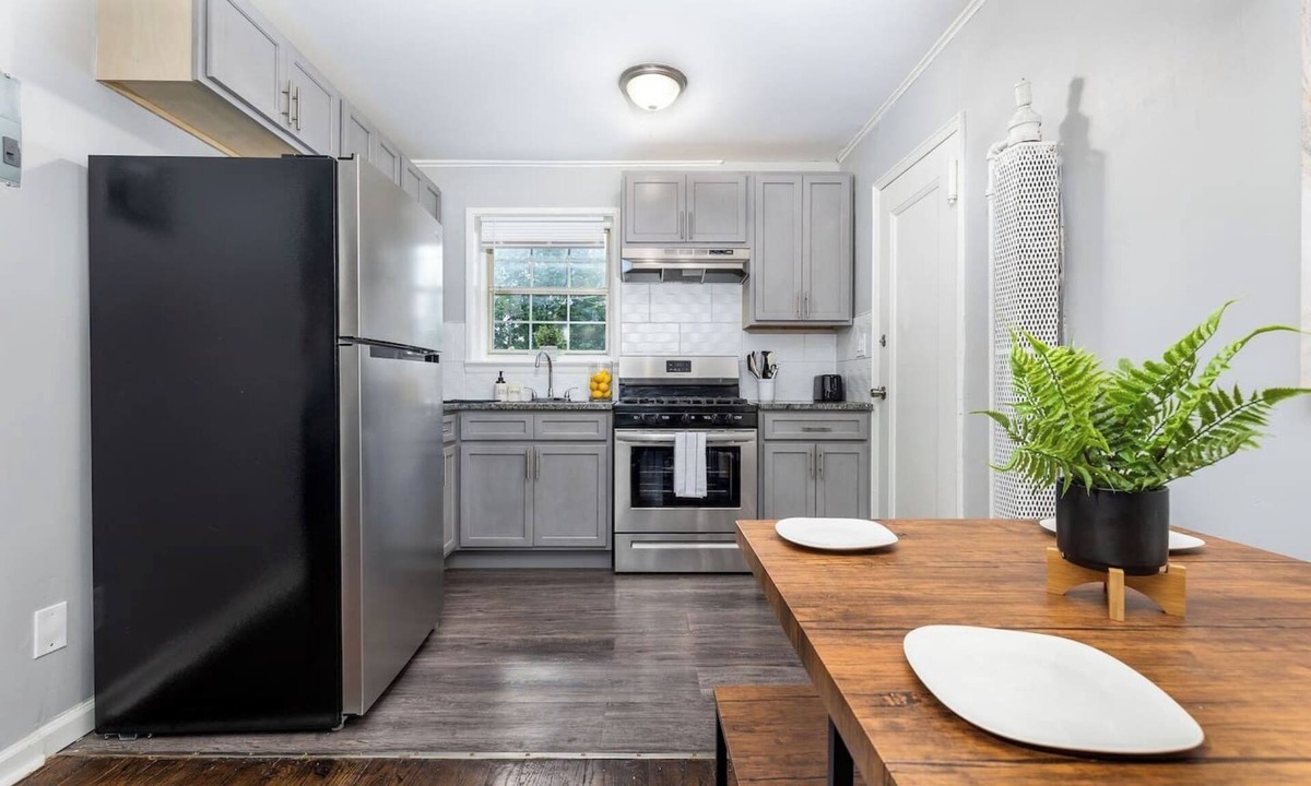 East Hartford Apartment | King Bd - Entire Apt - Hartford