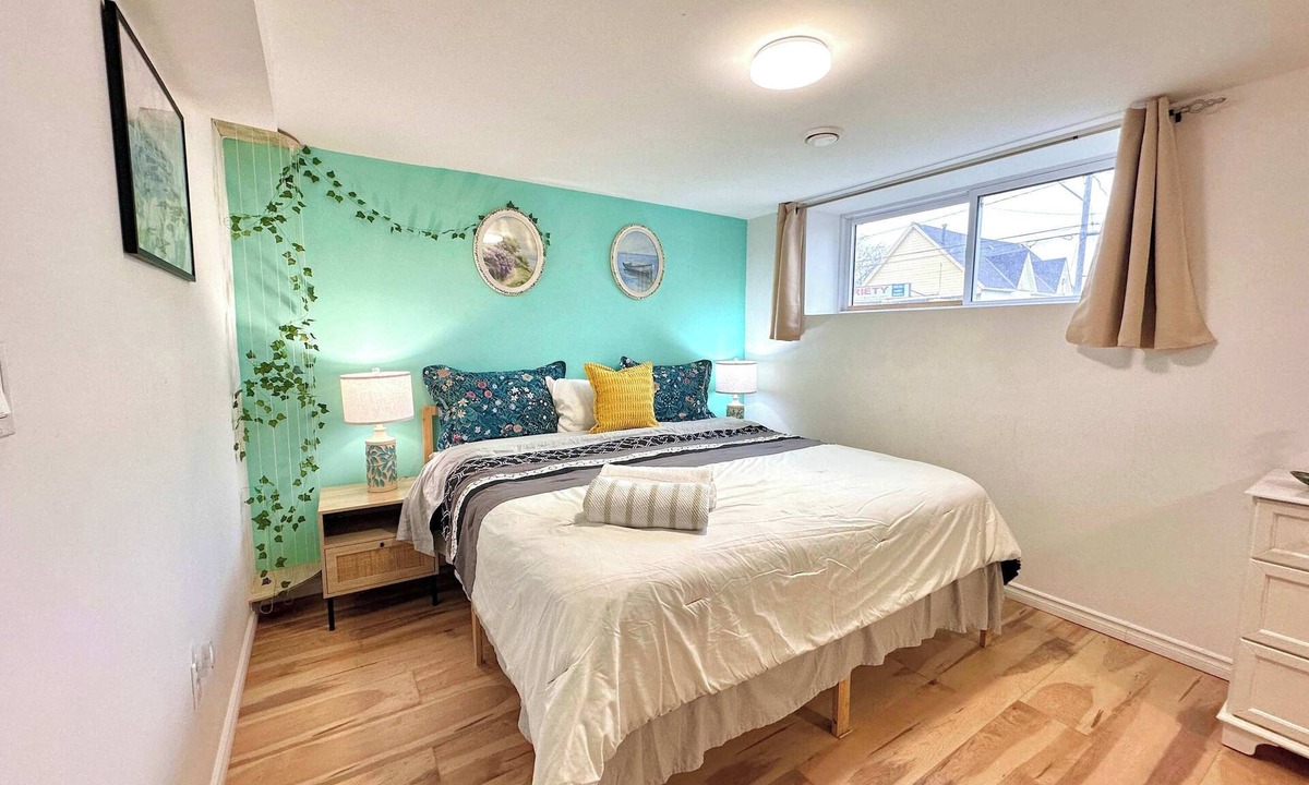 Port Colborne House | King Bed 1BR Plus Den Near Nickel Beach and Marina