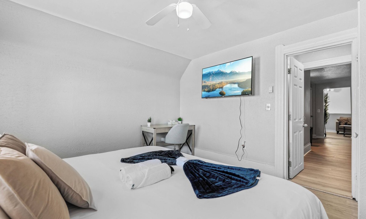 Little Italy Apartment | King Bed · 2 TVs · Fast Wifi · Pet Friendly!
