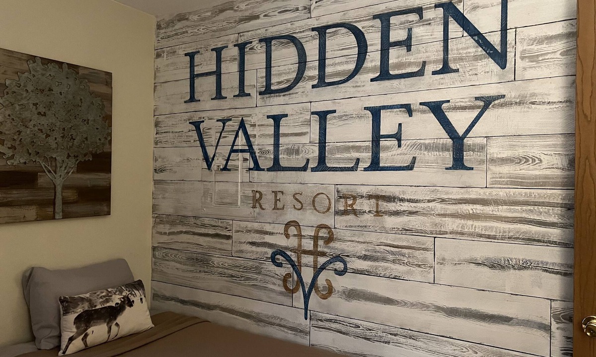 Hidden Valley Condo | King Bed! 2B2B ground level near golf; fall leaf peeping! Well equipped kitchen!