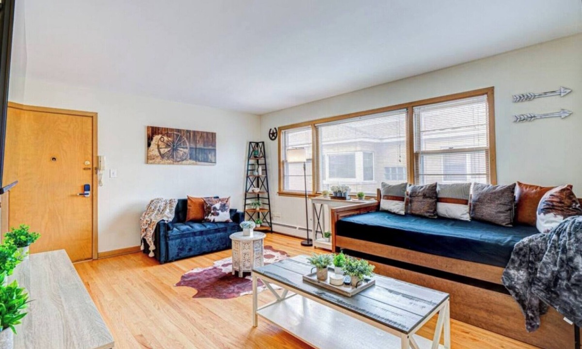 Elmwood Park Condo | King Bed 2BR Sleeps 13 Historic Location