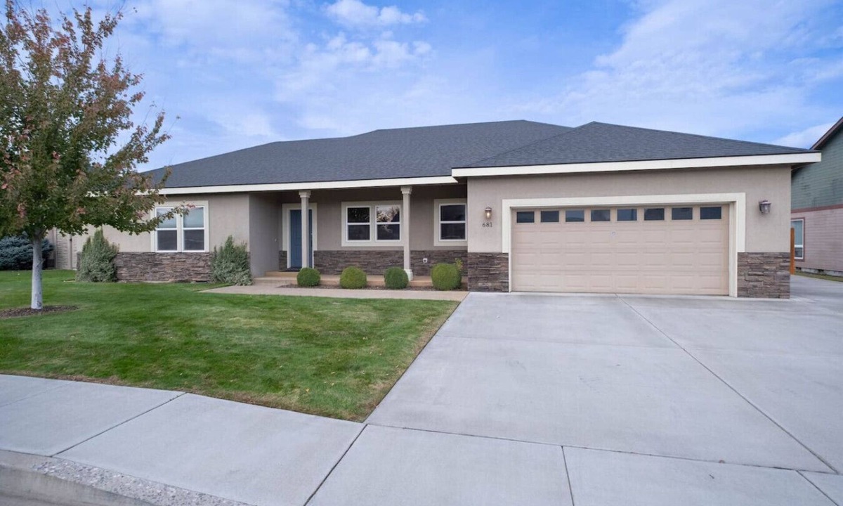 Richland House | King Bed, Amazing Views, Yard & Garage 3/2 #681