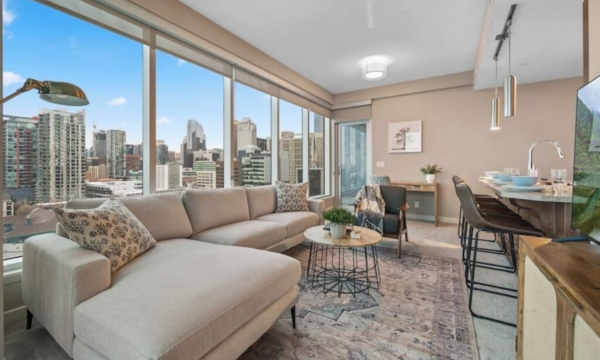 Victoria Park Apartment | King Bed | Calgary Tower Views |Walk to Saddledome