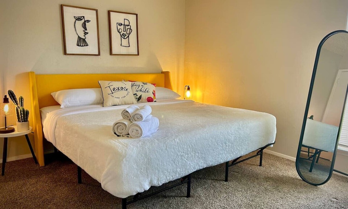 Sherman Apartment | KING bed,central, worker-friendly,LongStayDiscount