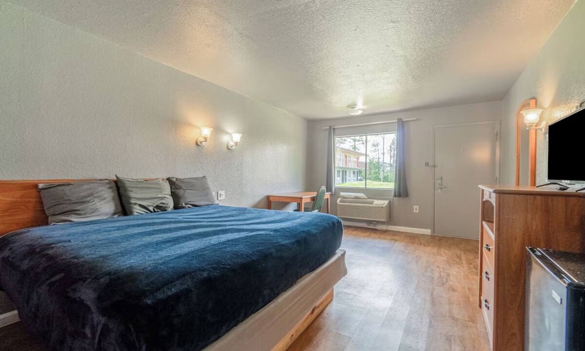 Livingston Hotel | King Bed Close to Polk County Memorial Museum