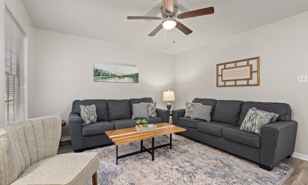 College Station House | King Bed, Coffee & Tea Bar, 50" SmartTV, EV Charging NEMA 14-50 Outlet