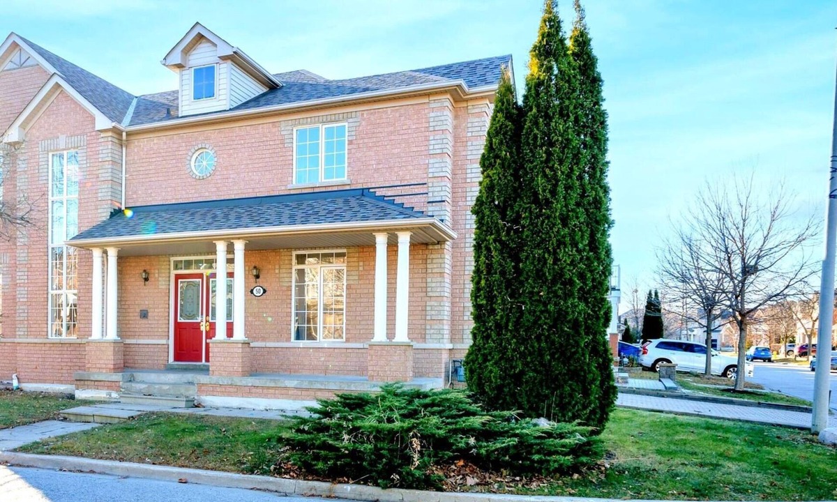 Ajax House | King Bed Convenience On Main Floor
